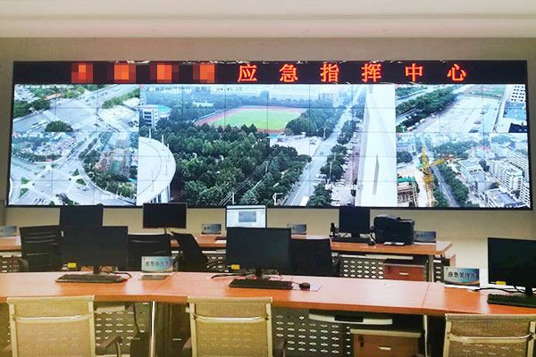 多種信息源通過什么設備輸出拼接屏？