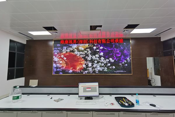 一套常見的室內(nèi)LED顯示屏系統(tǒng)包括哪些設(shè)備？