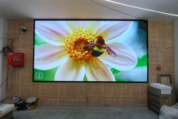 展廳使用投影機(jī)好還是LED顯示屏好，這兩種顯示大屏有什么區(qū)別