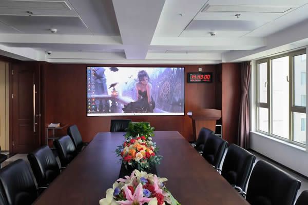 學(xué)校會議室大屏使用投影機好，還是LED顯示屏好？
