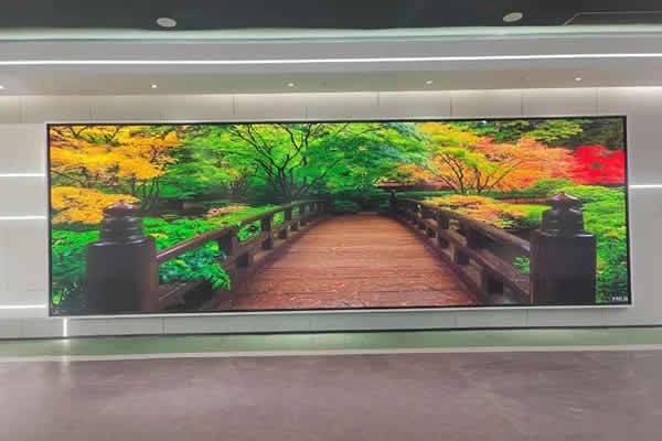 電視臺直播間的主播背景墻大屏是什么，用那種好？